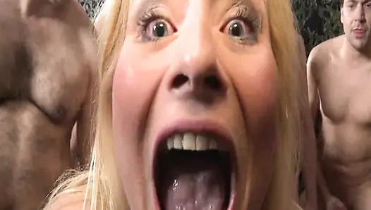 Ateşli Kızıl Saçlı Kızlar Yarak Emiyor Ve Baştan Çıkarıcı Bir Şekilde Soyunuyor