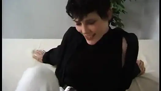 Küçük memeli esmer klasik sürtük zevkli bir sakso çekiyor