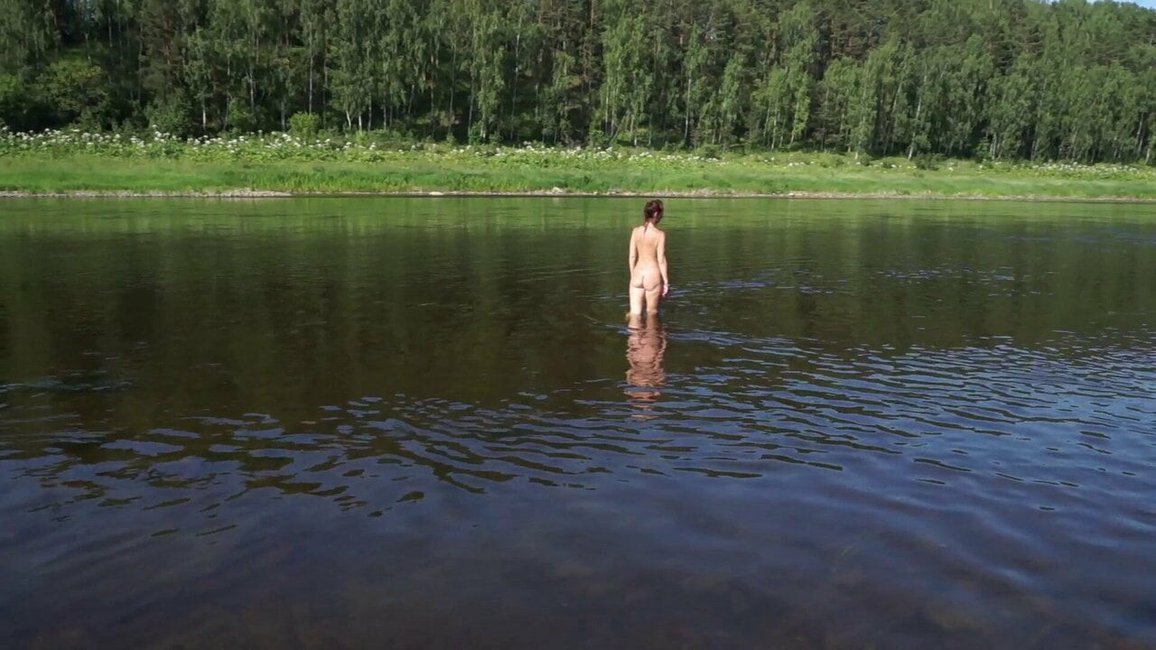 Volga Nehri'nde çıplak