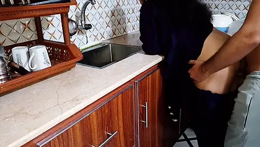 Индийский муж занимается сексом со своей женой на кухне
