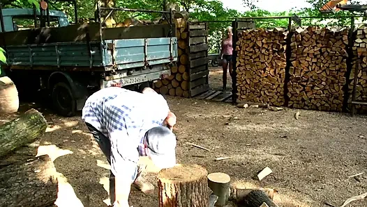 Ateşli orta yaşlı seksi kadınlar yarağa binmeye ve açık havada boşalmaya hazır derleme