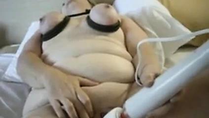 C yeni oyuncağıyla oynuyor