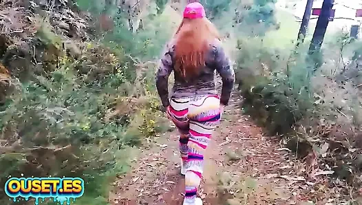 Büyük götlü çarpıcı kız çalıda iyi bir yarakla sikiliyor