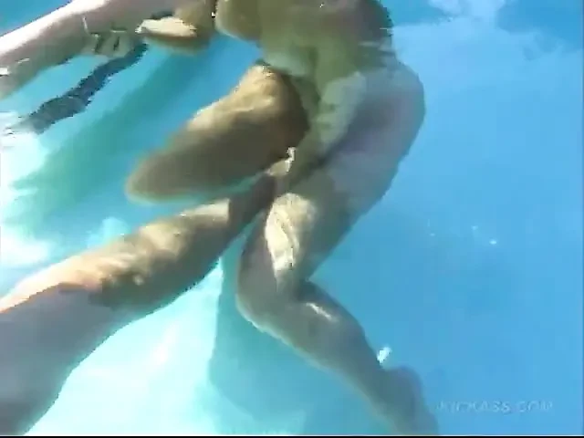 Tye'den film, çıplak ayaklı Jessica Darlin gizli