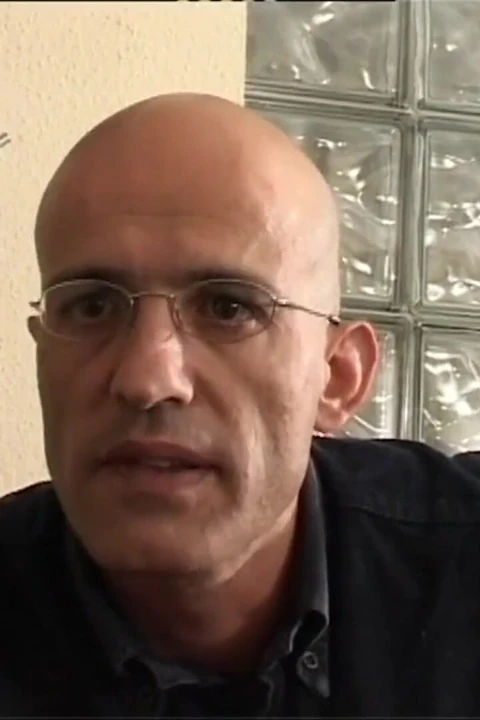 Фантастическую грудастую милфу трахнули и кончили на лицо два хуища в любительском видео