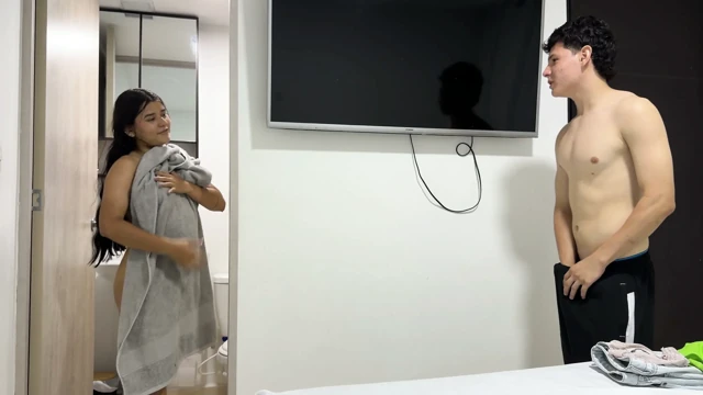 Üvey kız kardeşim zengin külotlu çoraplarının kokusunu aldığımı öğreniyor ve içine boşalana kadar içine girmemi istiyor.