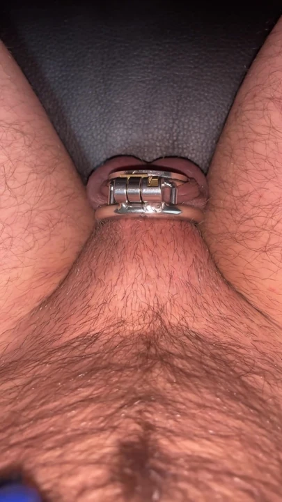 Büyük yarağı penis tıkacıyla düz bekaret kafesine sokuyor | Klip 2
