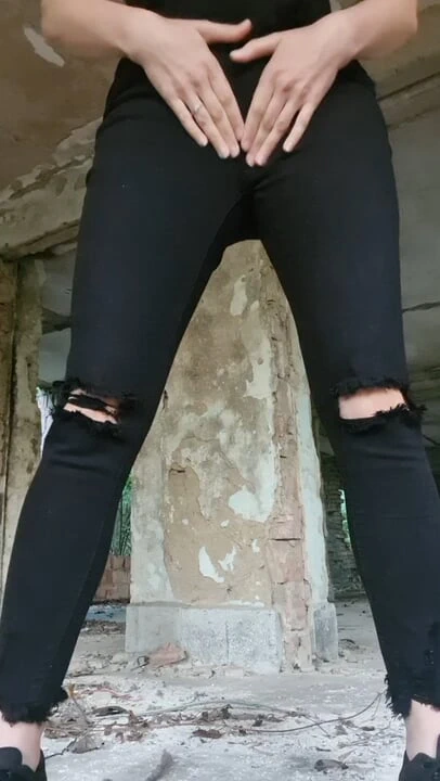 kız ıssız bir yerde mastürbasyon yapıyor ve bunu yaparken çok heyecanlanıyor...