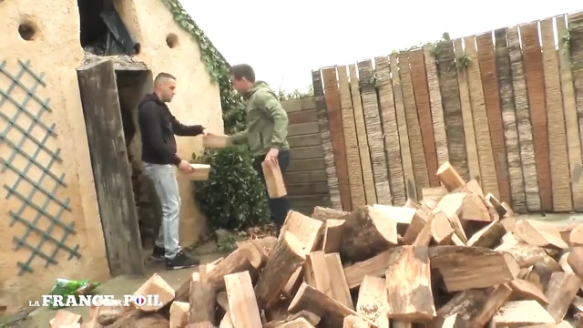 İri göğüslü fışkırtma genç erkek avcısı sarışın sert çifte sikiliyor ve dölleniyor