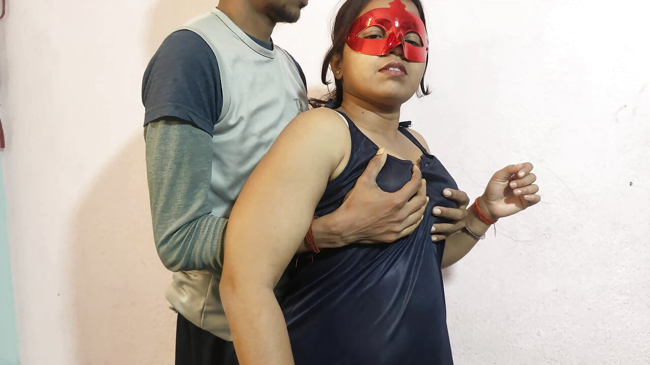 Karısı evde yalnız başına azırken karısıyla romantik seks