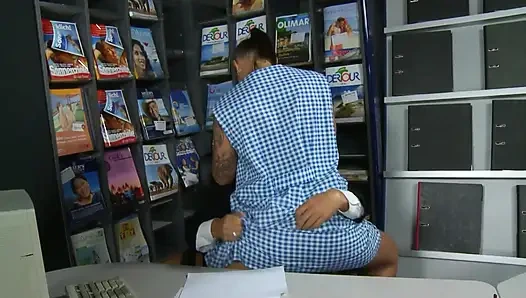 Ateşli esmer 69 yapıyor ve sert sikişiyor