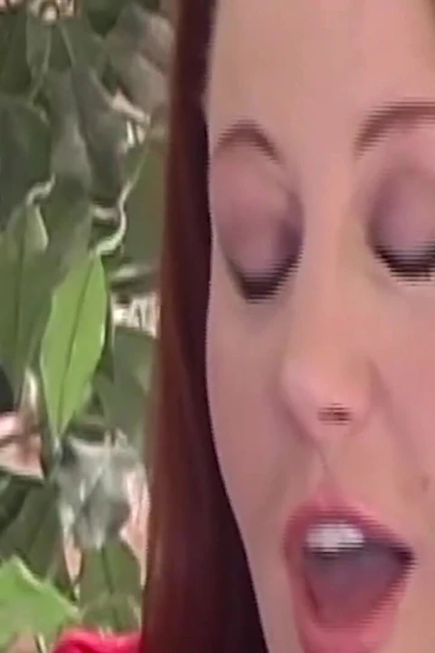 Azgın kızıl saçlı Frankie büyük siyah yarağını gırtlağına kadar alıyor ve sıkı amını sert siktiriyor
