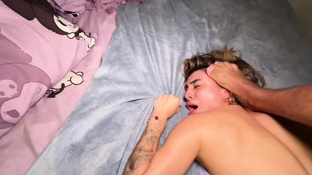 Kocam gelmeden önce komşumu sikiyorum, azgınlığımı sakinleştiriyorum