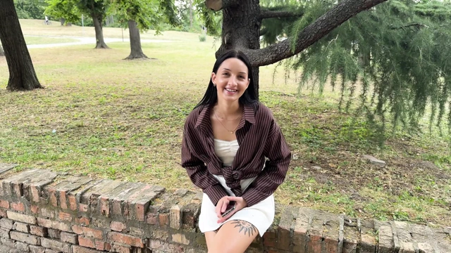 Turist kız ormanda sikiliyor. Güzel bir yabancıyla açık havada seks