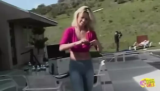 Ciddi azgın sarışın hatun vajinasına vibratör alıyor