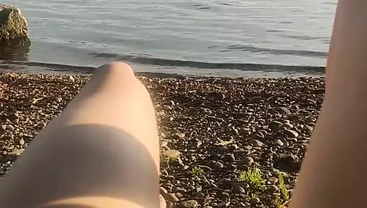 Sızıntı kırsalında dinlenen çıplak güzellik