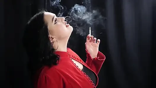 Фигуристая Брюнетка Курит В Красном Кардигане