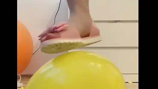 Ayaklar ve balonlar ezme