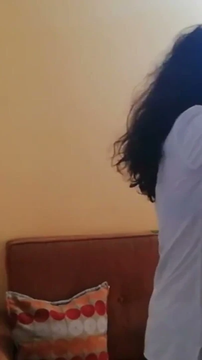 Kocam çalışıyor ve ben onun arkadaşıyla lezbiyenlik yapabiliyorum | Bölüm 1