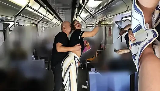 Metro yolculuğu sırasında eteğinin altına sürtünüyor.