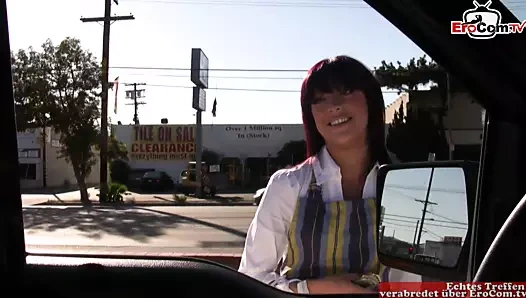 Sıska sürtük ile küçük memeler bir sikme için sokakta aldı