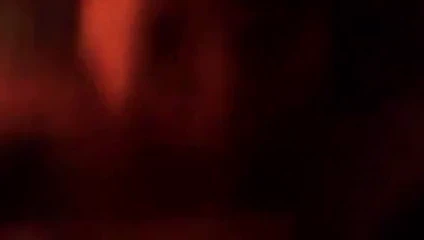 Beyaz civciv üfleme bir siyah çük