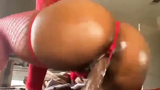 Seksi zenci bebek amcığını parmaklıyor