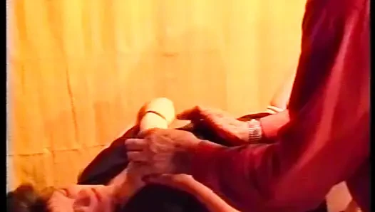 Bu Alman sürtüğün yaşlı adam tarafından parmaklanıp sikilmesini izle