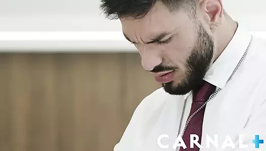 Staghomme - ateşli itaatkar Milo Miles kutsal rahibe gırtlağına kadar alıyor