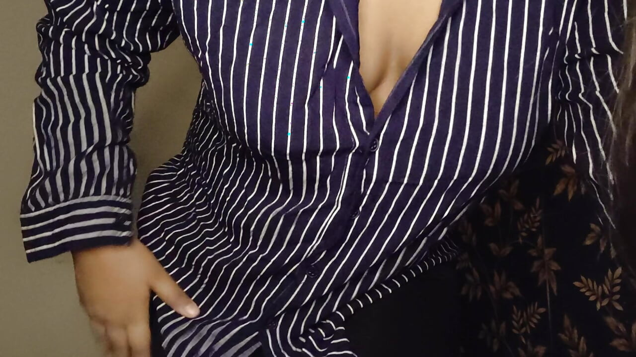 Güzel desi kız porno izleyerek mastürbasyon yaparken kendini tatmin ediyor