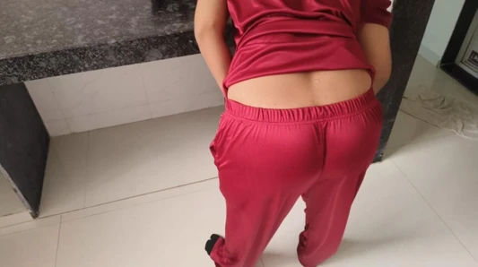 Hintli kız beni mutfağında arıyor, çok ateşli oluyor ve sonra sesli seks