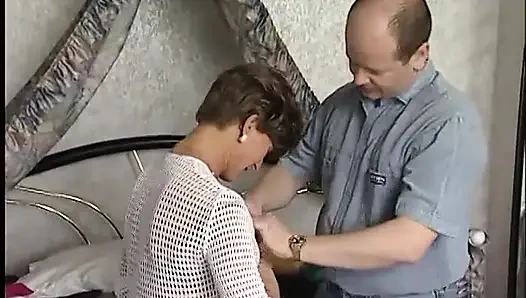 Kısa saçlı olgun sürtük doğrudan amına götürmek istiyor