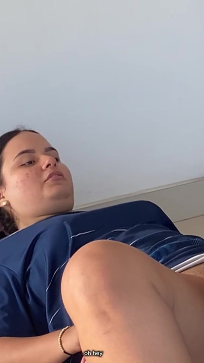 Güzel, büyük bir MILF, kocası yokken sıkı vajinasını ve kocaman bir penisiyle koçunu seviyor