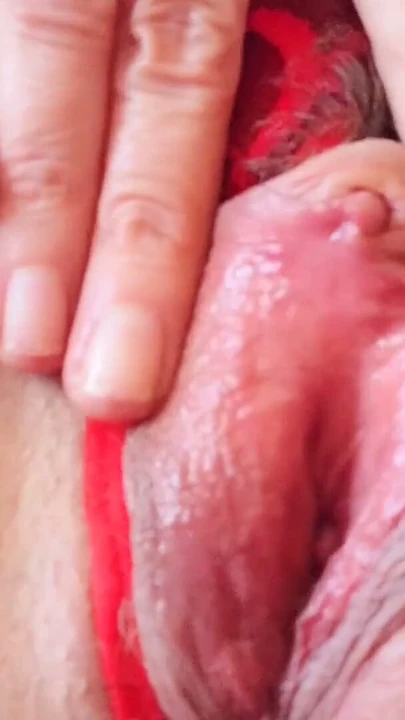 Sıcak amatör milf büyük kelebek amına bakıyor, ıslak görünüşlü elbise ve seksi tanga içinde cam kenarında azgın klitorisiyle… | Bölüm 3