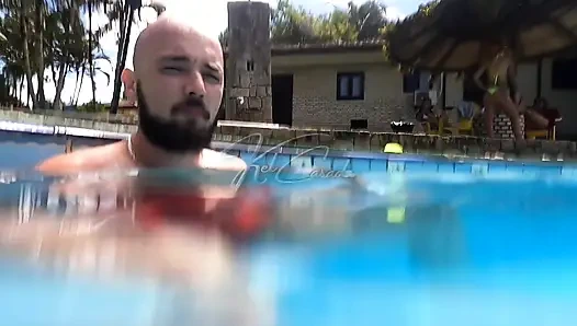 Floripa'daki en ateşli sürtüklerle havuz partisi