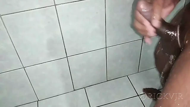 Banyoda mastürbasyon 'spermin ateşli boşalması'