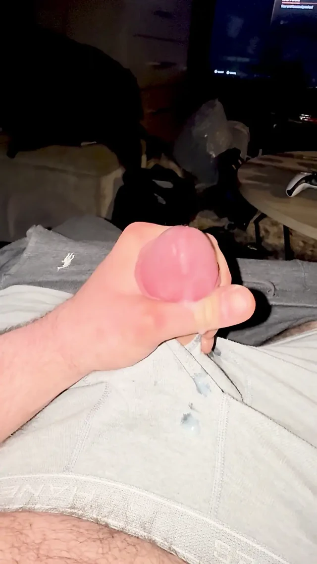 Güzel yaraklı twink yavaş yavaş boşalana kadar otuzbir çekiyor