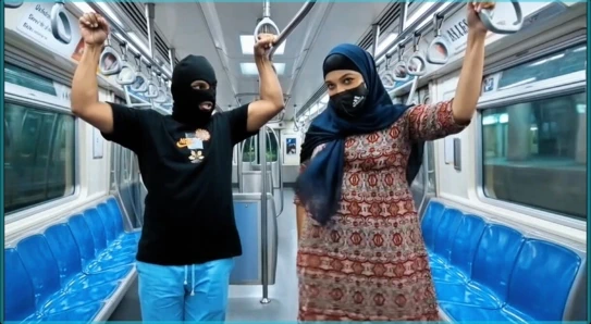 Başörtülü Asyalı bir trenin içinde sevişiyor Başörtülü Asyalı tren içinde sevişiyor