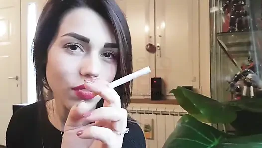 Güzel bir kızla yakın çekimde sigara içiyor