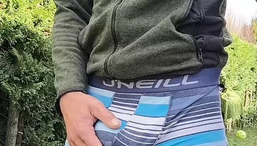 İşememeye çalışırken inleme ve sallama büyük sidik akışıyla bitiyor