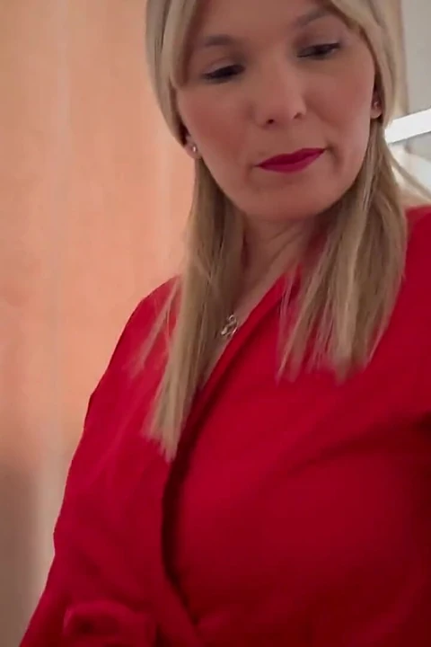 Patronumun karısı astlarının yarağını emmeyi seven büyük bir sürtük