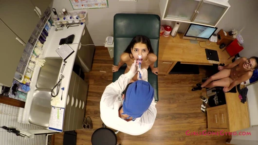 Doktor tampa, girlsgonegynocom'daki ilk jinekolog muayenesi için kızkardeşler aria nicole ve angel santana'yı yan yana muayene ediyor!