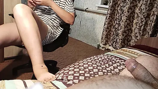 Koreli kadın amcığıyla nasıl baştan çıkaryacağını biliyor ve kendi elleriyle boşalmaya yardım ediyor