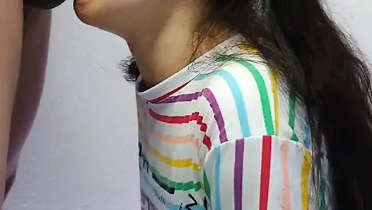 Sürtük komşum yarağımı gırtlağına kadar almaya bayılıyor.