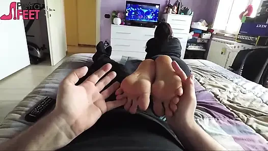 Seksi Petra ayaklarıyla ona dokunuyor