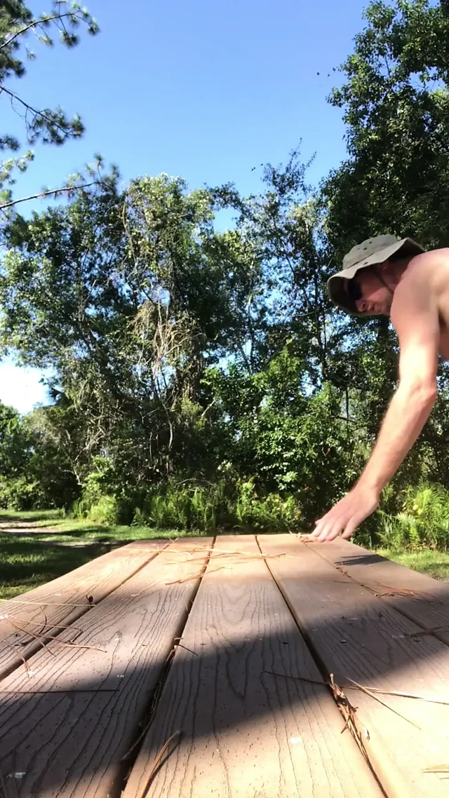 Naturist Yürüyüş Yolu Üzerinde Çıplak Bench Yoga ve Esneme