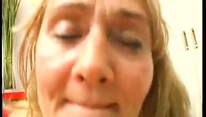 Kalın milf ile büyük memeler gets adam için emmek ona strapon horoz