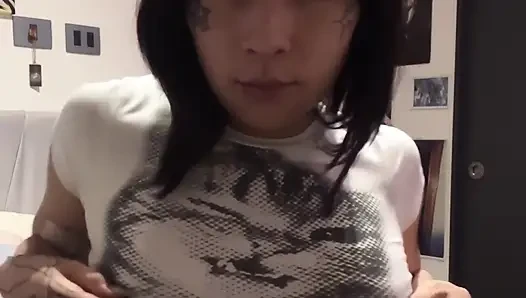 Odada genç trans solo