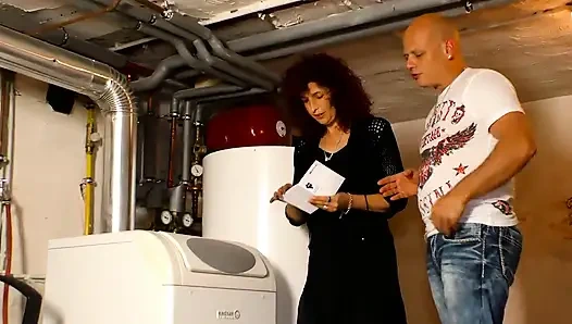 Seksi orta yaşlı seksi kadın yarağımı emiyor