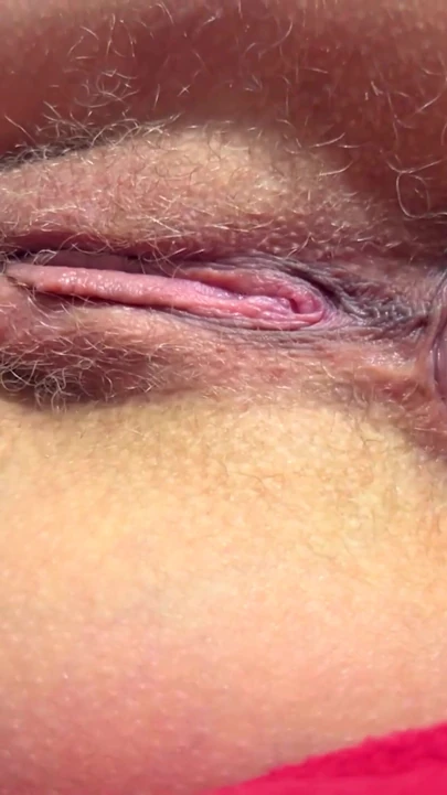Kıllı bebek sıkı anal dildo mastürbasyonu